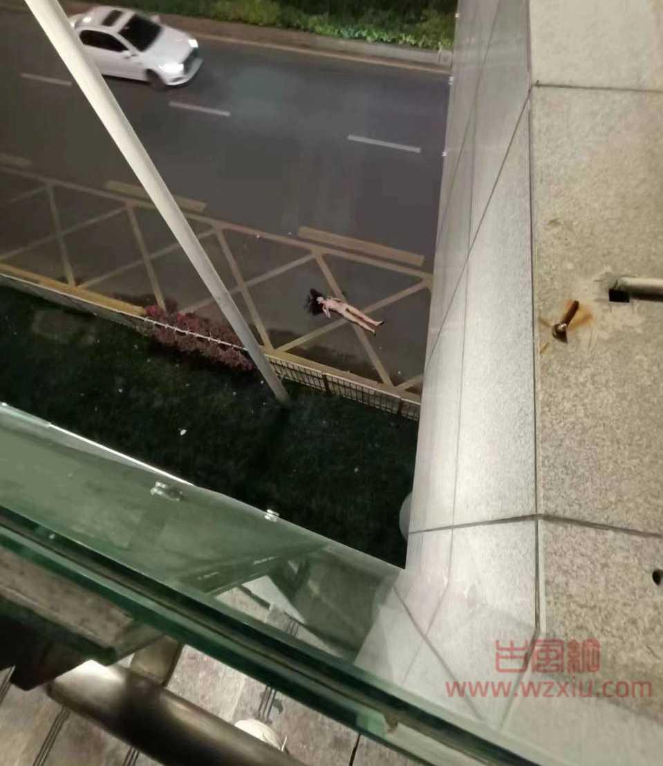 吃瓜!网传深圳北站西广场天桥情侣露天全裸做运动致女性惨摔落地死亡事件属实吗? 第2张 吃瓜!网传深圳北站西广场天桥情侣露天全裸做运动致女性惨摔落地死亡事件属实吗? 第2张