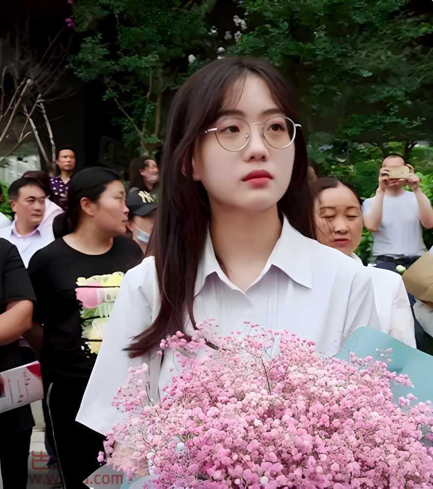 抖音女网红SSDDD不雅视频流出!5000块高考送花女孩酒店呆了三天三夜! 第1张 抖音女网红SSDDD不雅视频流出!5000块高考送花女孩酒店呆了三天三夜! 第1张