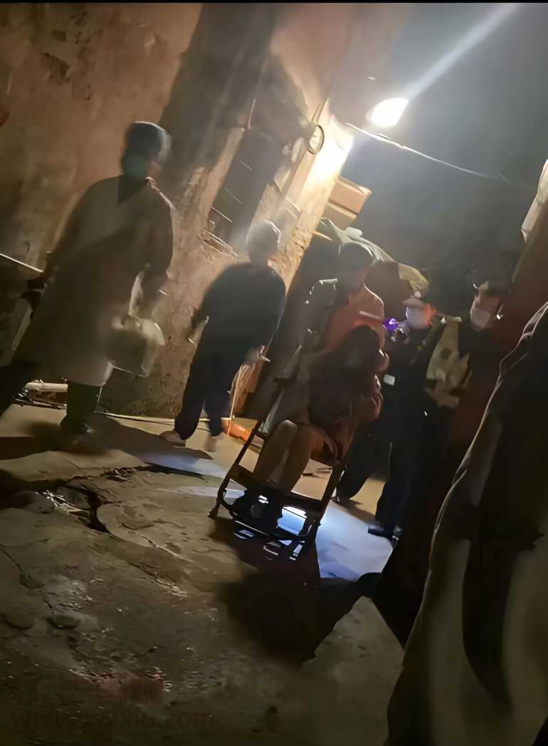 吃瓜!抖音疯传排队吃快餐事件?小姐姐撑不住进医院了! 第2张 吃瓜!抖音疯传排队吃快餐事件?小姐姐撑不住进医院了! 第2张