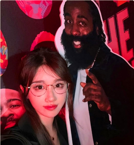 轩子巨2兔追星蹲了4个小时引发网友热议：终于与球星”哈登“合影！ 第1张