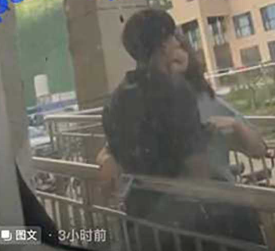 山东外事职业大学栏杆瓜！ 小情侣光天化日之下背靠栏杆自我欣赏 第1张