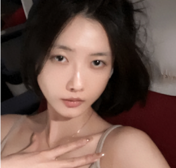 聂小雨自拍照片曝光，扣子意外松开引发粉丝围观