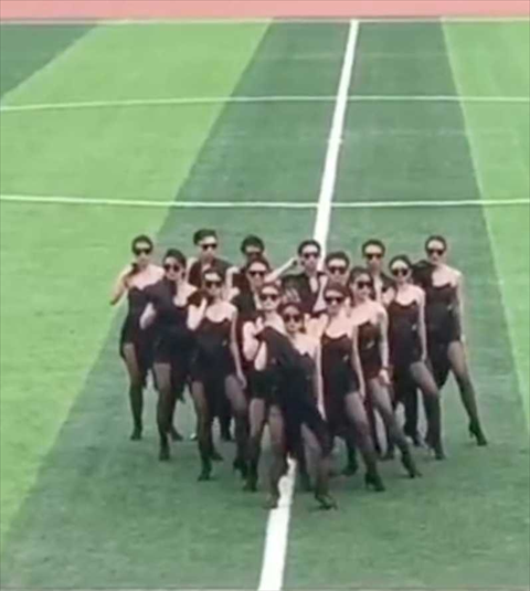 长江大学的文理学院学姐们在运动会上全体H丝上演大胆舞蹈引发热议！