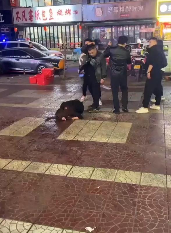 三太子与红孩儿火锅店与人发生争执 打的头破血流 现场打架视频曝光！