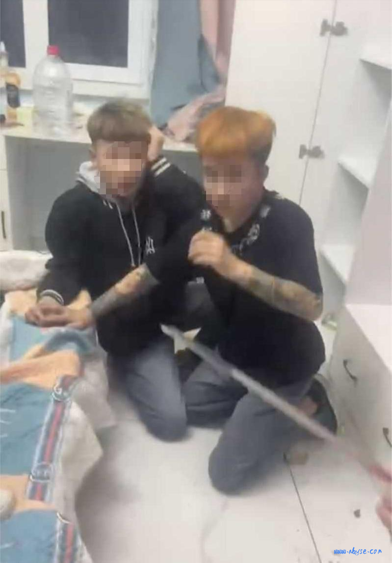 乌兰浩特市一精神小伙和大嫂乱来被抓！社会大哥发现将其暴砍！
