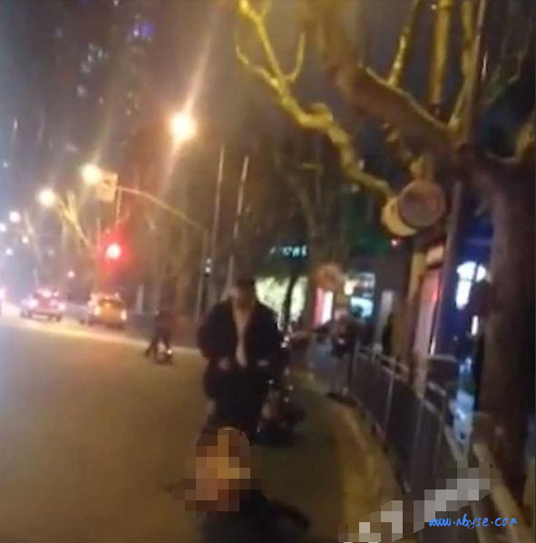 魔都女子骚扰老外 老外找她问路  边脱衣服边学母狗爬 警察叔叔来了都拉不住的