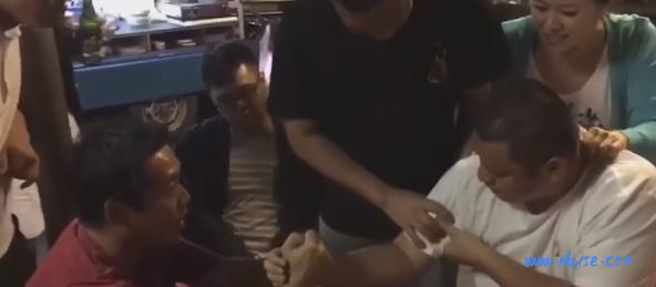 掰手腕把手臂掰断 只听嘎嘣一声 骨头就断了 听这声儿就觉得疼