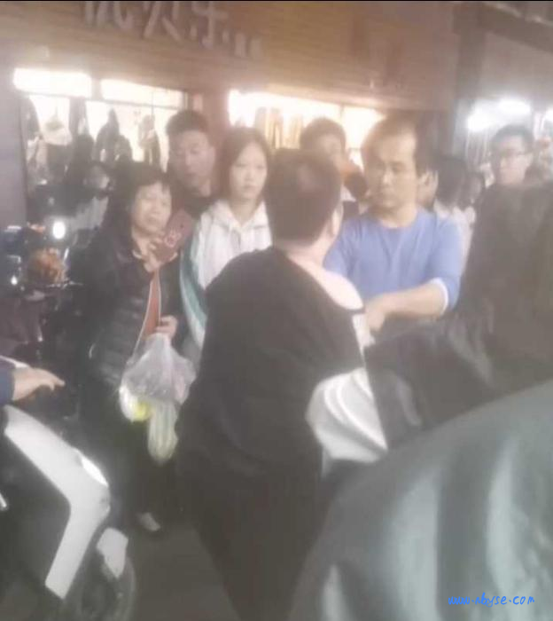 潮汕一男子当街摸&#23398;&#29983;&#22969;被现场逮住！色狼遍布天下时需小心