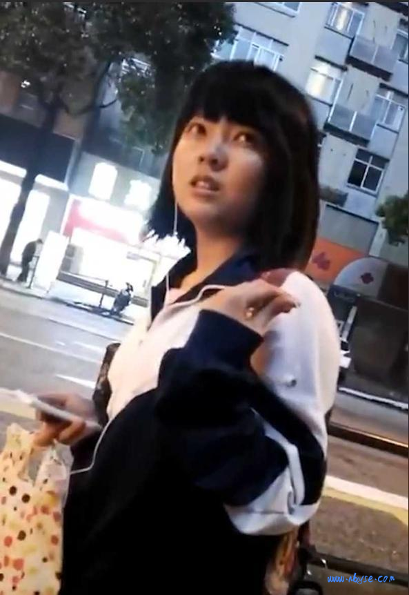 大佬街头搭讪学生妹 找个理由成功要到妹子的袜子 还上手摸脚脚！ 第1张