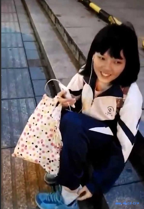 大佬街头搭讪学生妹 找个理由成功要到妹子的袜子 还上手摸脚脚！ 第3张