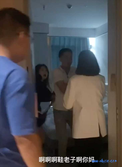 【成都龙泉驿区抓小三大戏】男主带小三酒店开房 被正房带着几个人破门而入 全程录像视频曝出 第1张