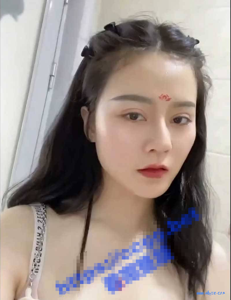 抖音新瓜 魏县小佛爷女装店 买女装送G聊！与顾客 1V1 三朵花可真好看